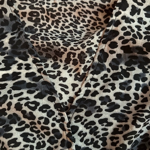 Black and White Wrap Romper with Long Bell Sleeves Sz M - Picture 3 of 7